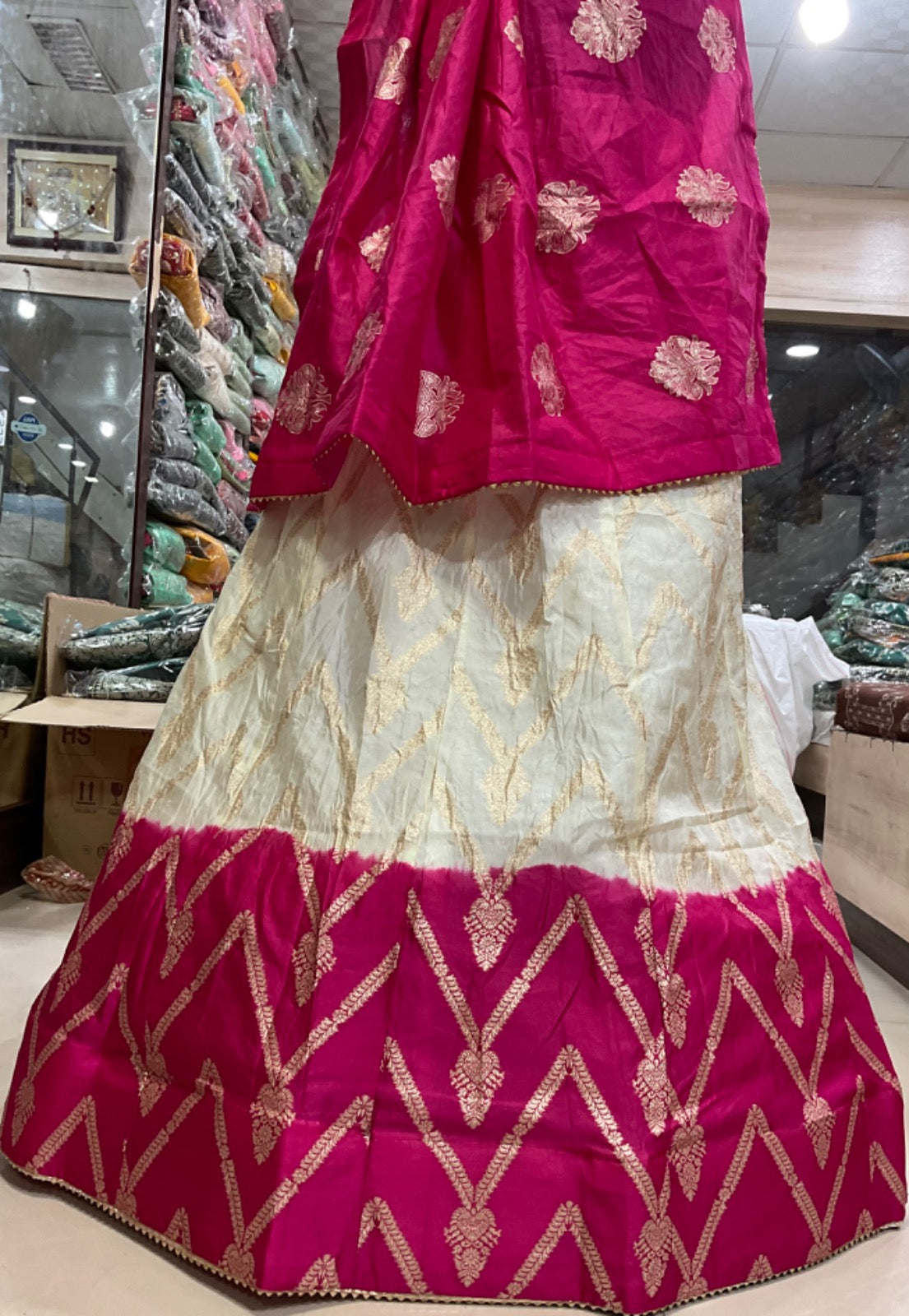 Beautiful Zari Silk Duptta Lehanga Kml Or White Rani Lehenga