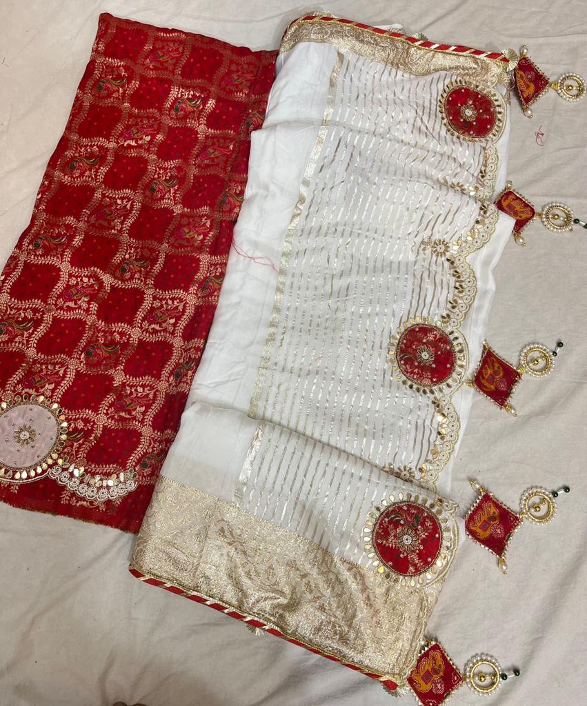 Pure rashiyan chit pallu saree 
Hevy rich hand work pallu
Garchola blouse kcp